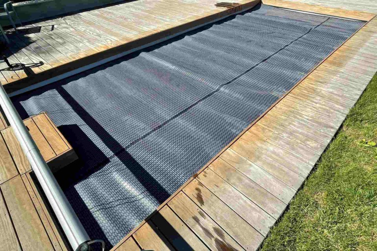 Couverture été sur mesure en Solibull Duobull 500µ avec découpe bloc de filtration